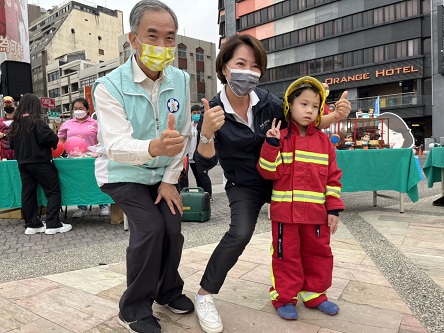 活動現場副市長局長與小朋友合影相片