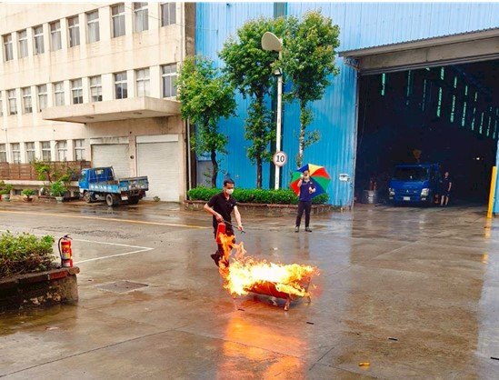 C學科「消防安全和家用能源災害控制」。透過滅火示範與案例講解,學員認識初期火災的應變方式,以及家用能源與電氣起火的處置重點,提升防火意識