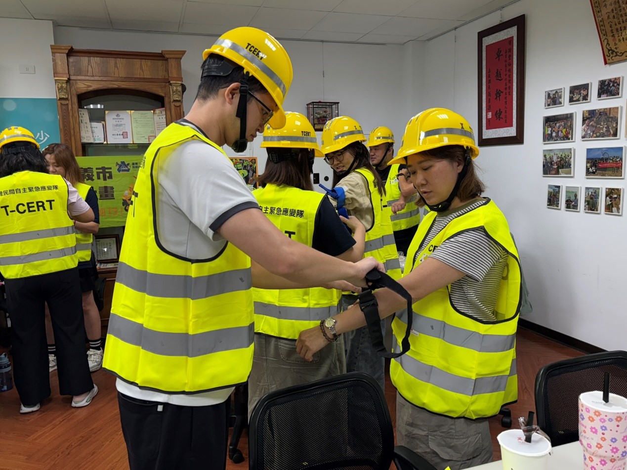 D學科「災害與創傷心理」及「基礎救護實務」。學員練習止血、包紮、固定等技能,並學習如何在災害現場進行心理安撫與支持。